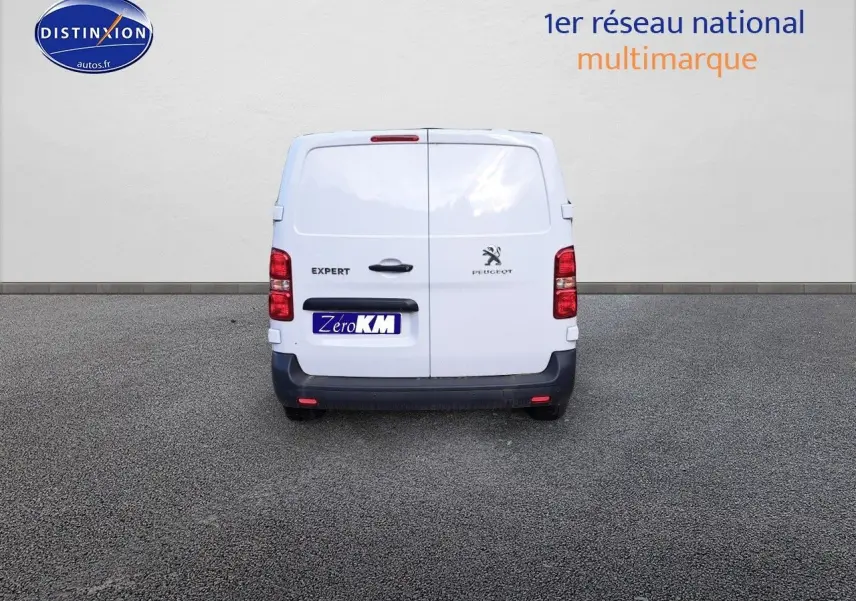 Vue arrière d'un Peugeot Expert Cabine Approfondie blanc Kaolin avec portes battantes et logo visible.