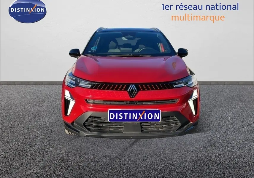 Vue frontale d'un Renault Captur 2025 rouge Désir métal avec toit noir, calandre moderne et feux LED distinctifs.