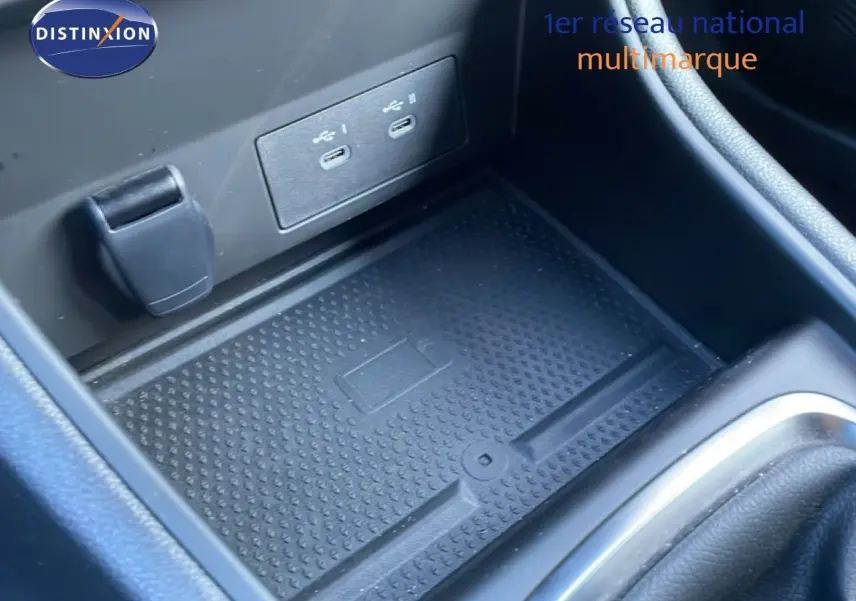 Gros plan sur le compartiment central noir du Renault Captur 2025, avec ports USB et surface antidérapante.