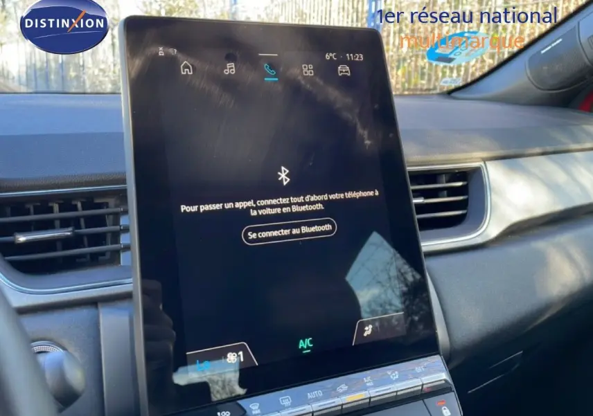 Écran tactile central en portrait du tableau de bord du Renault Captur rouge Désir Métal, intérieur gris noir.