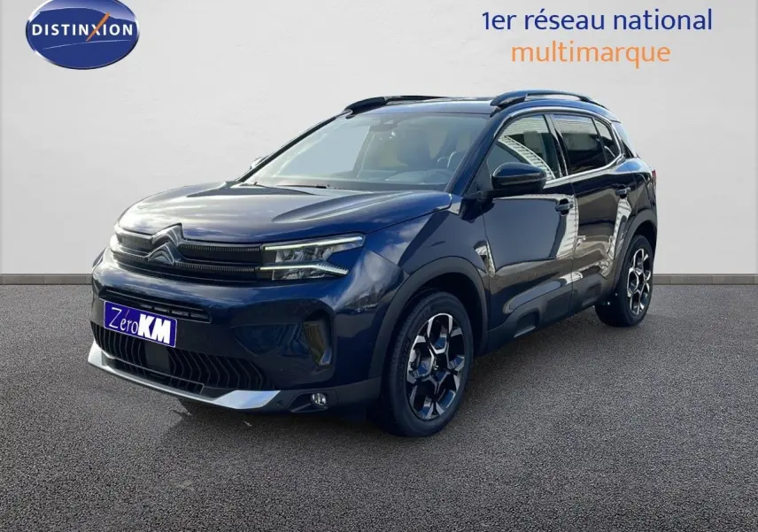 Citroën C5 Aircross bleu Eclipse Metal en 3/4 avant droit, avec jantes noires et toit noir contrasté.