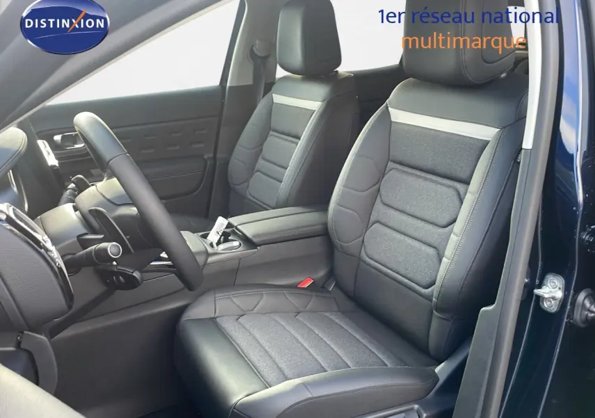 Vue intérieure côté conducteur du Citroën C5 Aircross 2025 bleu Eclipse Metal, sièges en cuir noir et tissu gris.