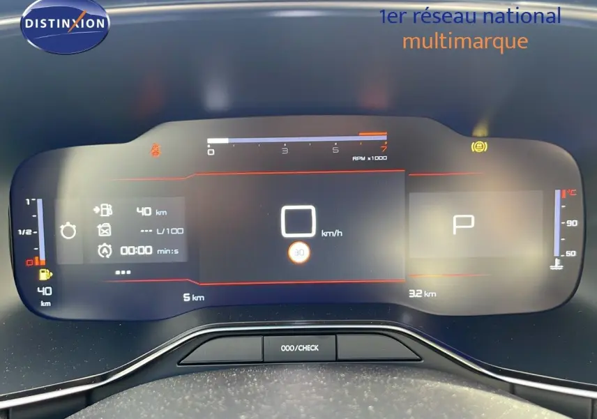 Tableau de bord numérique du Citroën C5 Aircross 2025, affichage digital avec compte-tours et vitesse à l'arrêt.