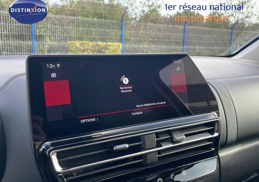 Écran tactile central et aérateurs du tableau de bord intérieur d’un Citroën C5 Aircross bleu Eclipse Metal.