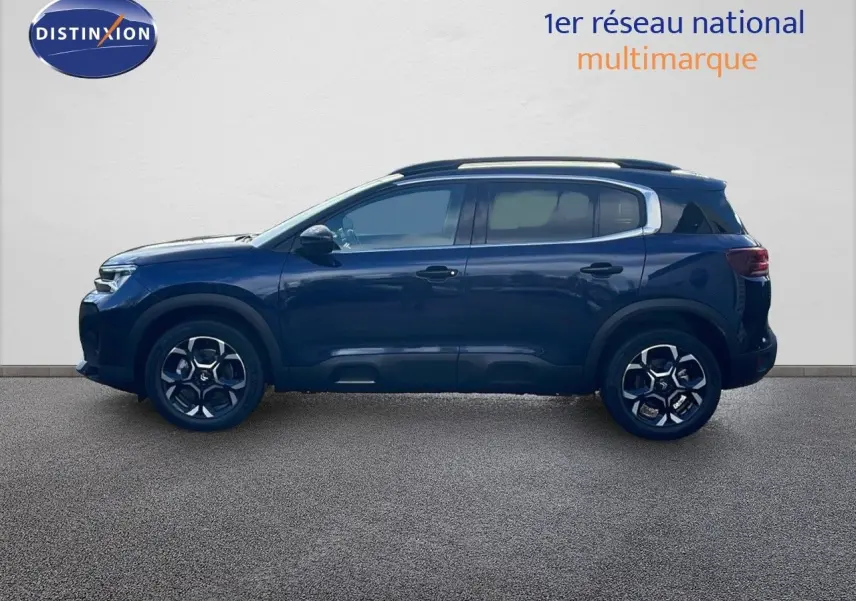 Profil latéral droit d'un Citroën C5 Aircross 2025 bleu Eclipse Metal avec jantes bi-ton distinctives.
