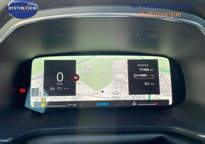 Vue rapprochée du tableau de bord numérique du Renault Captur 2025 affichant la navigation et les informations de conduite.