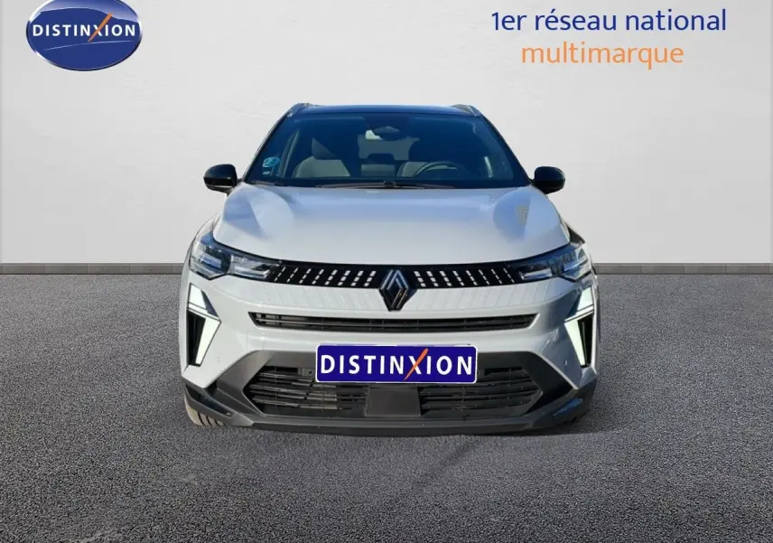 Vue avant d'un Renault Captur 2025 gris Rafale métal avec toit noir et calandre distinctive noire.