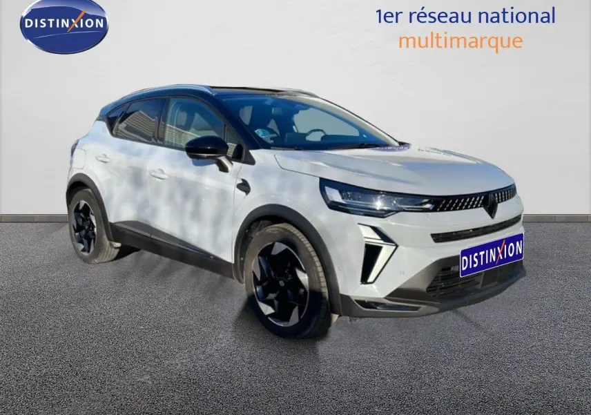 Renault Captur 2025 gris Rafale métal avec toit noir, vue 3/4 avant mettant en valeur ses jantes noires et son design moderne.
