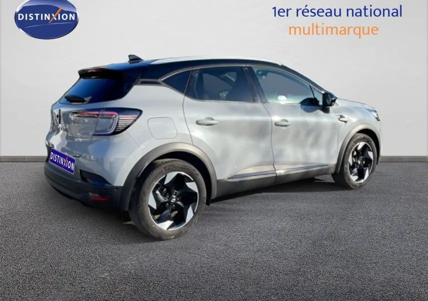 Renault Captur 2025 gris Rafale métal avec toit noir, vue 3/4 arrière droit, jantes noires et design moderne.