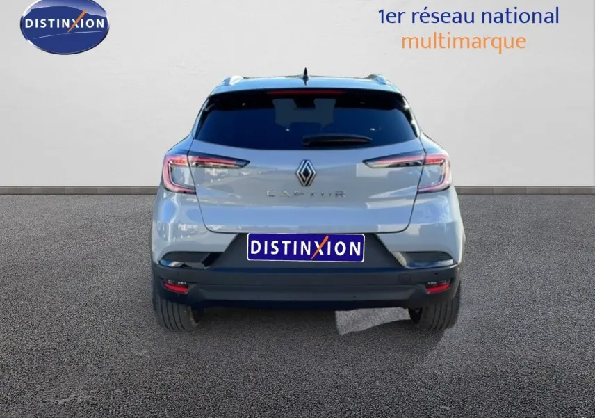 Vue arrière d'un Renault Captur 2025 gris Rafale métal avec toit noir, mettant en valeur ses feux LED et son design compact.