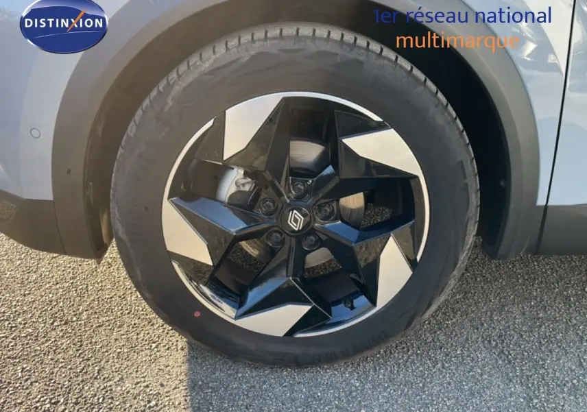 Gros plan sur la roue avant droite du Renault Captur 2025 gris Rafale métal avec jante noire et argentée au design géométrique.