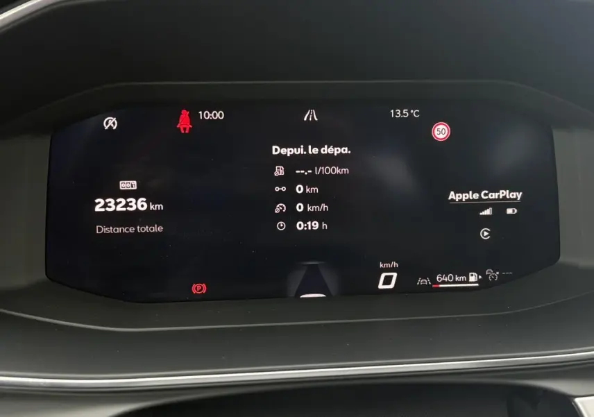 Affichage numérique du tableau de bord du SEAT Leon 2025 montrant la distance totale, la vitesse et la connexion Apple CarPlay.
