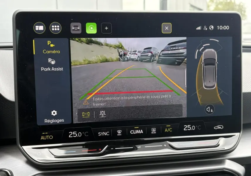Écran central tactile montrant la caméra de recul et l'aide au stationnement du SEAT Leon Noir Minuit.