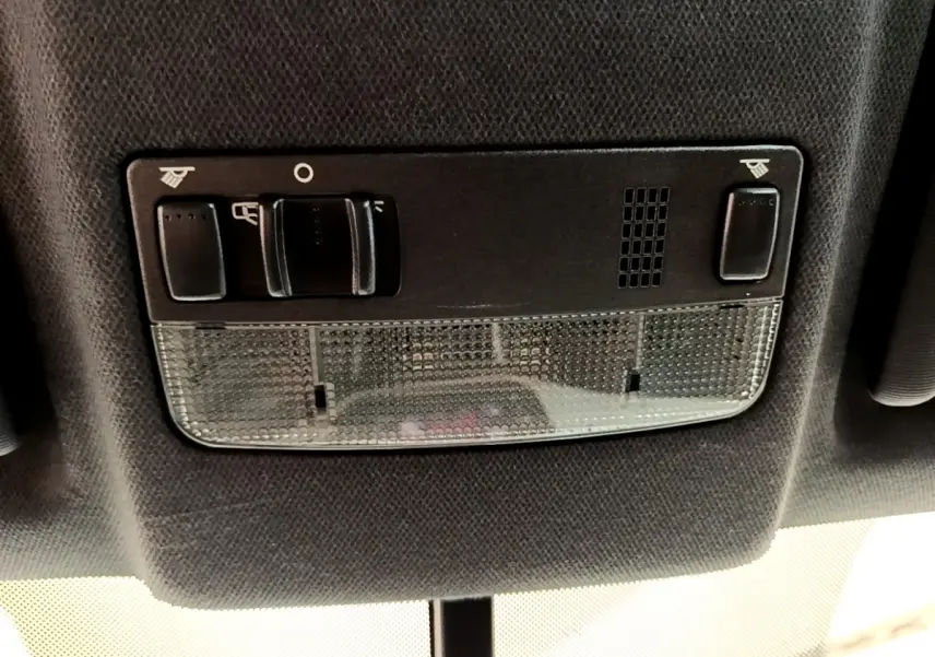 Plafonnier intérieur avec commandes d’éclairage et spots de lecture dans un SEAT Arona gris clair 2019.