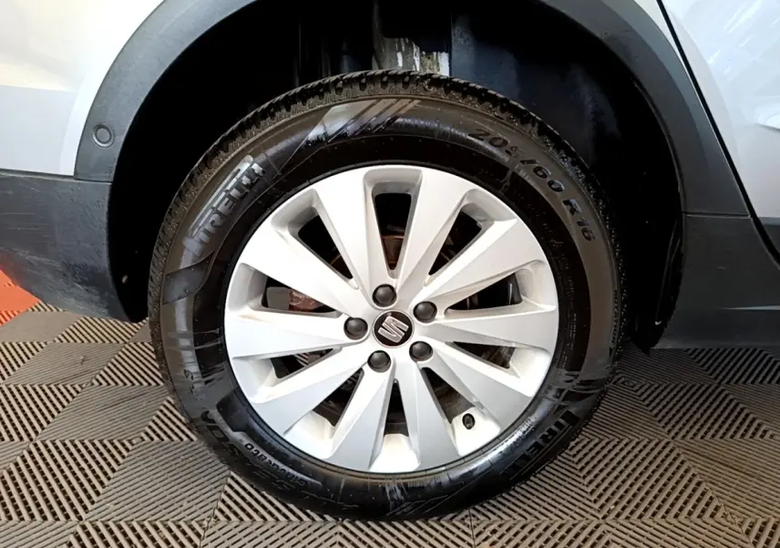 Gros plan sur la roue avant droite gris clair du SEAT Arona 2019 avec jante alliage et pneu Pirelli.