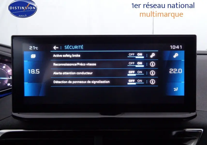 Écran tactile central du Peugeot 3008 2023 affichant les réglages de sécurité et la température intérieure.