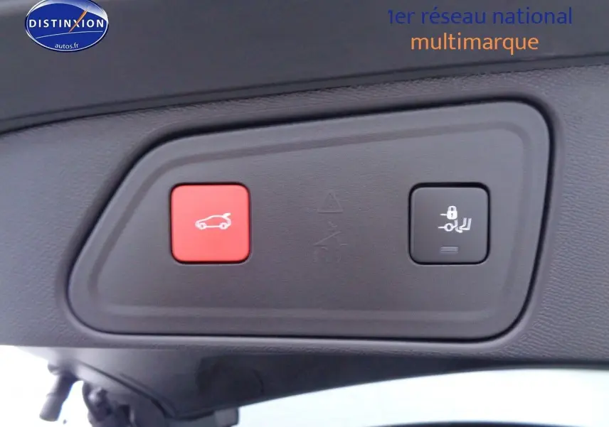 Gros plan sur les boutons d'ouverture et de verrouillage du coffre du Peugeot 3008 noir perla metal, version 2023