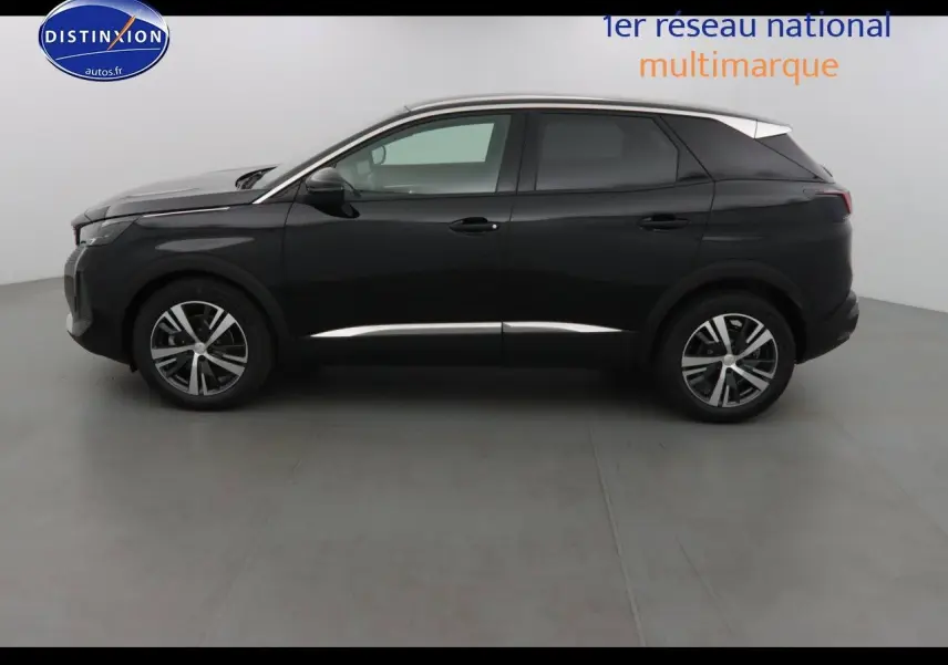 Profil côté gauche d'un Peugeot 3008 noir perla metal 2023 avec jantes alliage et lignes chromées sur les bas de caisse.