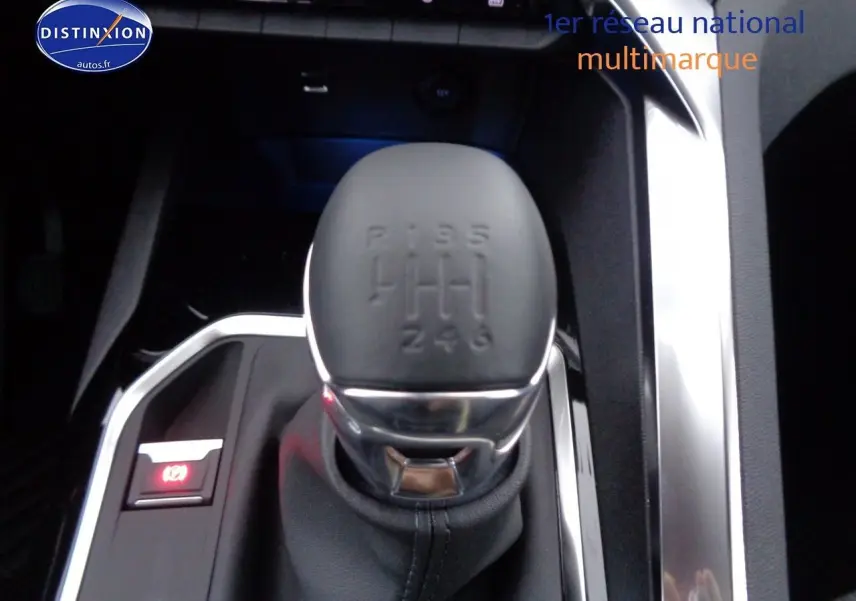 Le levier de vitesses manuel noir du Peugeot 3008 2023, vue rapprochée sur la console centrale.