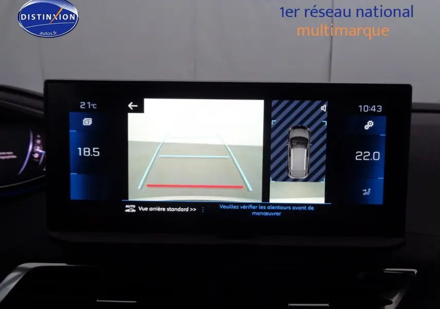 Écran central du Peugeot 3008 2023 affichant la caméra de recul et la température intérieure, intérieur noir moderne.