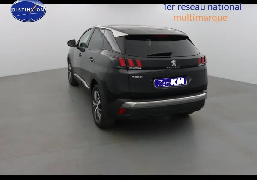 Vue 3/4 arrière d'un Peugeot 3008 noir perla metal avec feux arrière LED caractéristiques et jantes alliage biton.