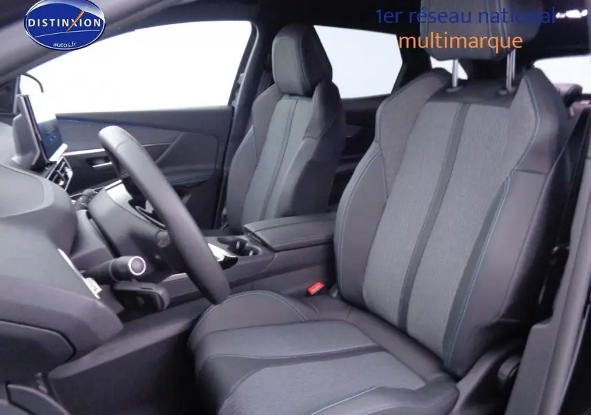 Intérieur du Peugeot 3008 2023 avec sièges avant en cuir noir et tissu gris, vue côté conducteur ouverte.