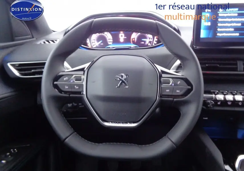 Volant multifonction Peugeot 3008 2023 vu de face, avec tableau de bord numérique et écran tactile à droite.