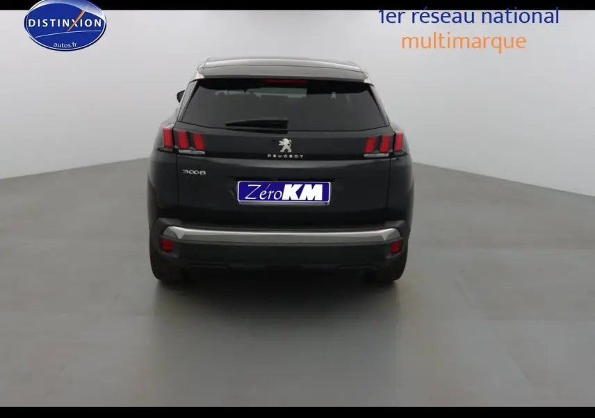 Vue arrière d'un Peugeot 3008 noir Perla Metal 2023 avec feux arrière à griffes et plaque Zéro KM visible.