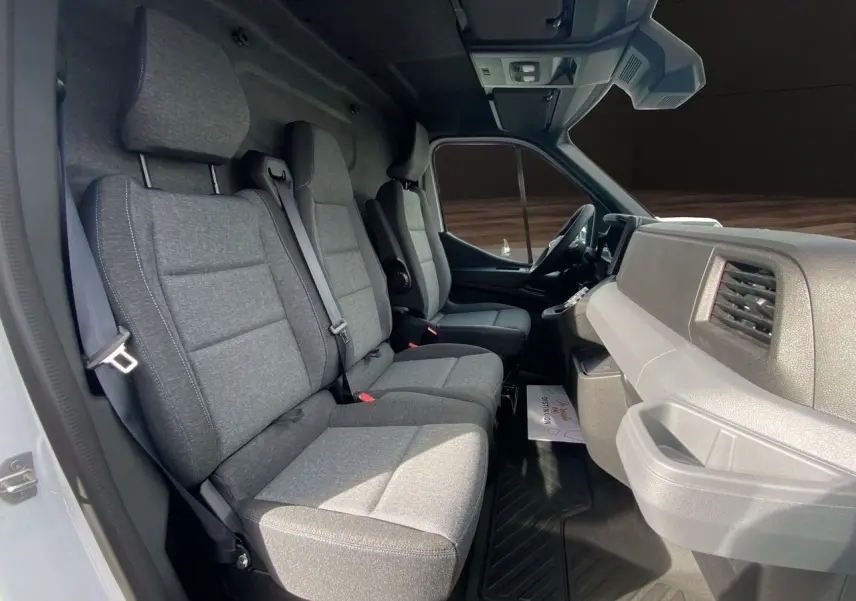 Vue intérieure côté droit du Renault Master 2025, montrant les sièges gris et le tableau de bord clair.