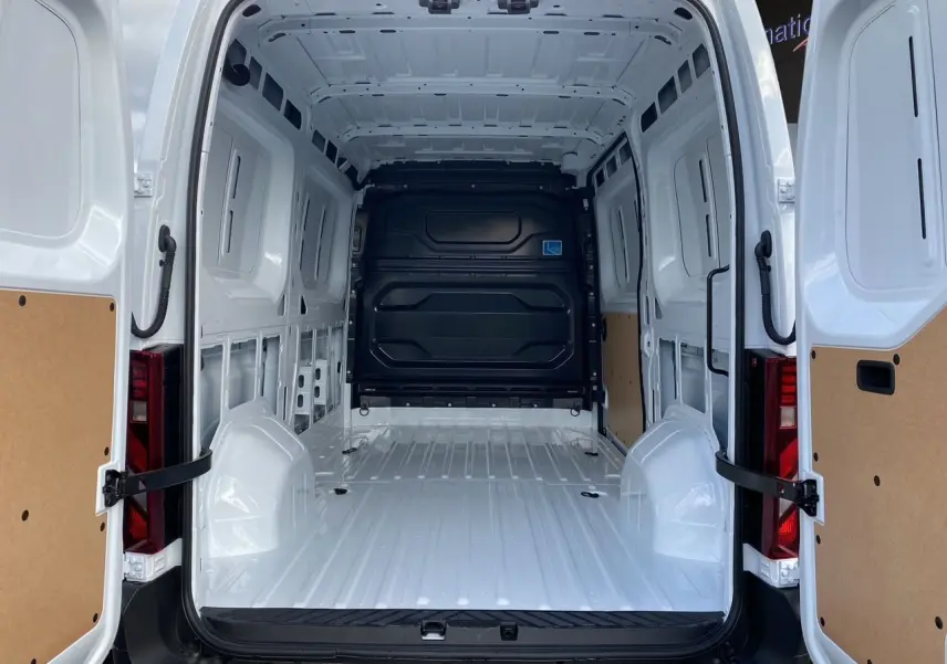 Vue arrière ouverte du Renault Master blanc 2025, montrant l'intérieur vide et spacieux de la zone de chargement.