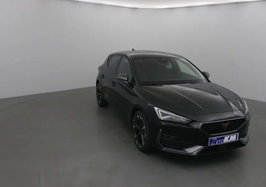 Vue 3/4 avant droite d'une CUPRA Leon noire 2023 avec phares LED et jantes alliage distinctives.
