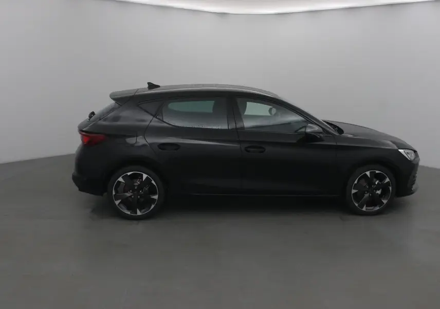 Profil côté gauche d'une CUPRA Leon noire 2023 avec jantes alliage et lignes sportives marquées.