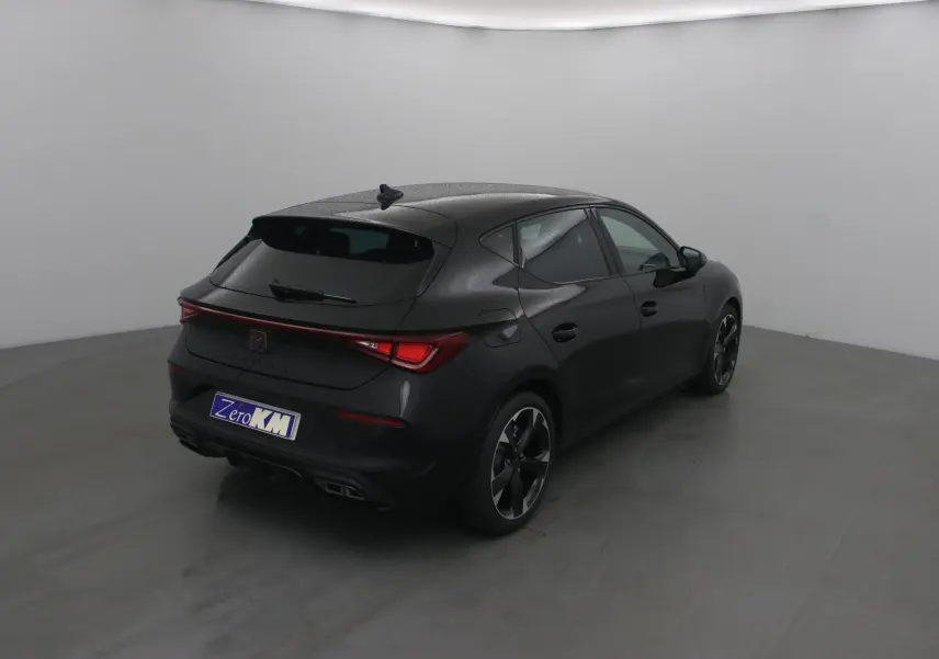 Vue 3/4 arrière droite d'une CUPRA Leon noire 2023 avec feux arrière LED et jantes alliage noires.
