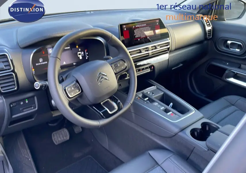 Vue intérieure côté conducteur du Citroën C5 Aircross 2025, avec tableau de bord numérique et sellerie cuir noire.