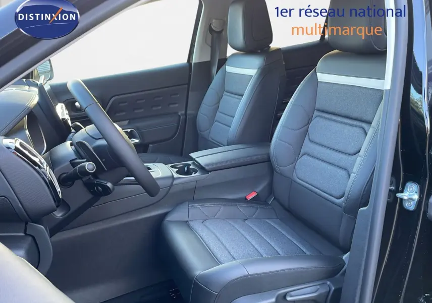Intérieur avant droit du Citroën C5 Aircross noir perla metal 2025, sièges mixtes cuir et tissu gris.