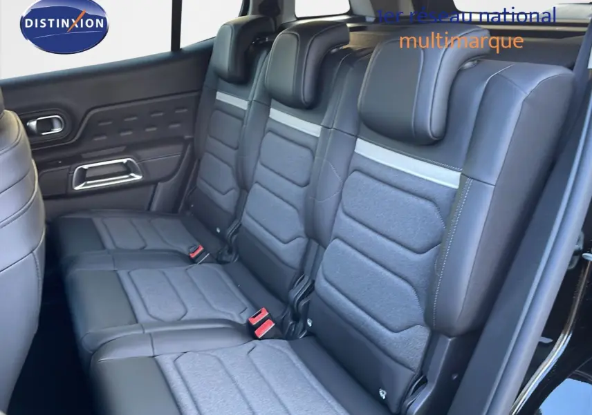 Vue intérieure côté droit des sièges arrière en cuir noir et tissu gris du Citroën C5 Aircross 2025 noir Perla Metal.