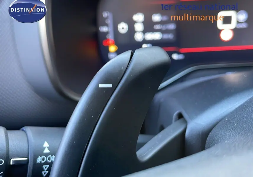 Gros plan sur la palette de changement de vitesse à droite du volant dans l'habitacle du Citroën C5 Aircross noir.