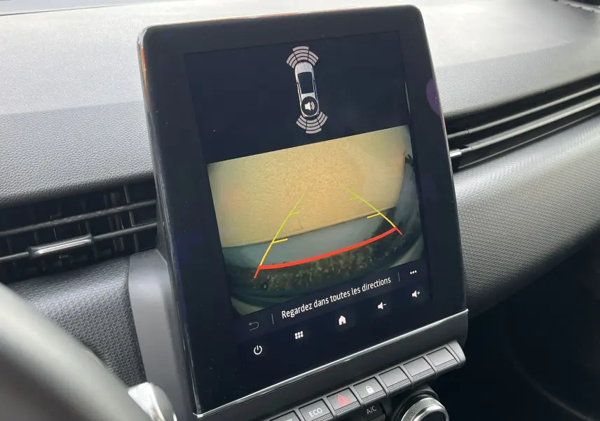 Vue intérieure de la console centrale d'une Renault Clio V Business 2019, écran tactile affichant la caméra de recul.