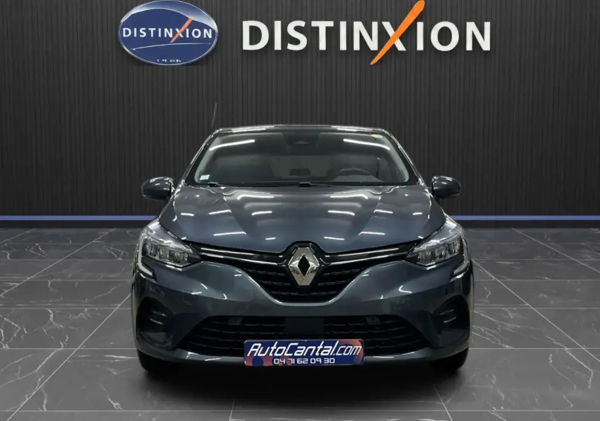 Renault Clio V Business gris Titanium vue de face, avec logo Renault bien visible sur calandre noire.