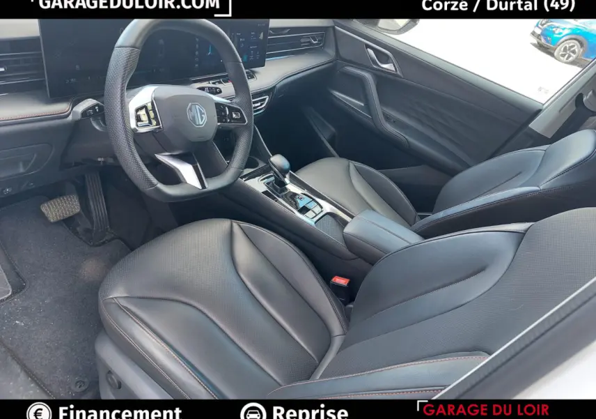 Vue intérieure côté conducteur du MG Motor EHS 2025, sièges cuir noirs et tableau de bord moderne avec écran tactile.