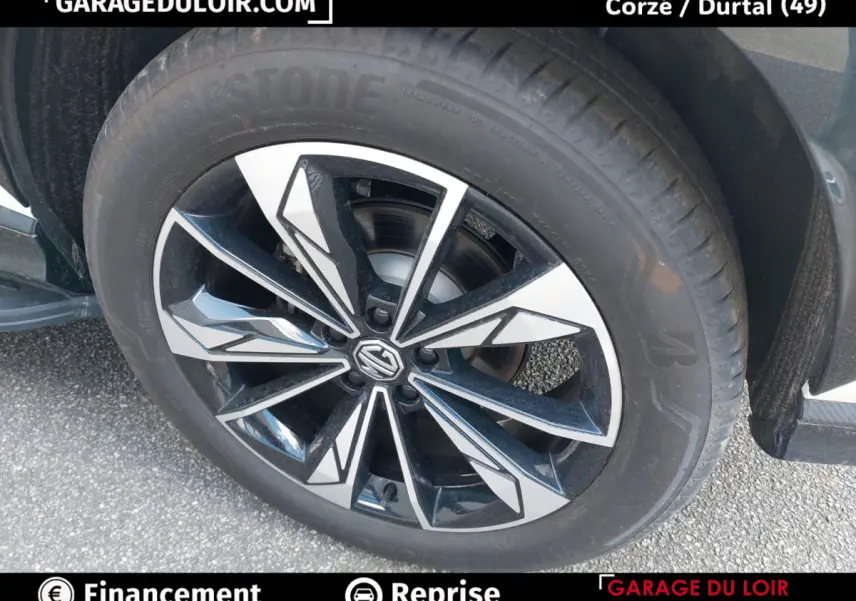 Gros plan sur la roue avant droite du MG MOTOR EHS 2025, jante alliage bicolore noir et argent.