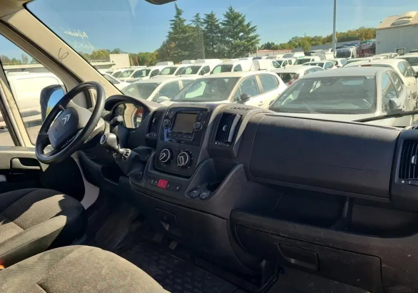 Vue intérieure côté conducteur du Citroën Jumper blanc 2021, montrant tableau de bord et volant avec levier de vitesses manuel.