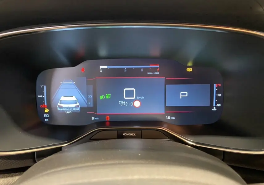 Tableau de bord numérique du Citroën C5 Aircross 2024 montrant la vitesse à 0 km/h et l'aide à la conduite active.