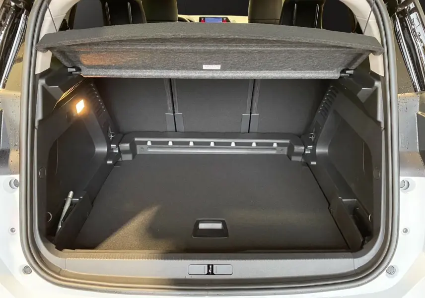 Coffre ouvert du Citroën C5 Aircross blanc/noir 2024, vue arrière montrant l'espace de chargement et la tablette cache-bagages.