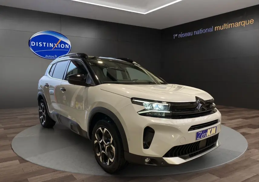 Citroën C5 Aircross 2024 blanc et noir, vue 3/4 avant droit, avec toit noir et jantes distinctives.