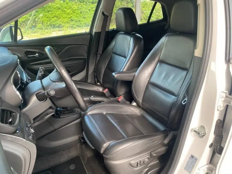 Intérieur avant droit de l'Opel Mokka 2017 avec sièges cuir noirs et tableau de bord visible côté conducteur.