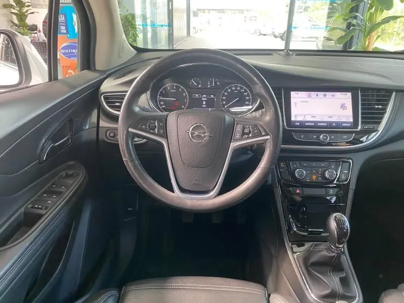 Vue intérieure avant centrée sur le volant Opel Mokka 2017 avec tableau de bord numérique et écran tactile GPS.