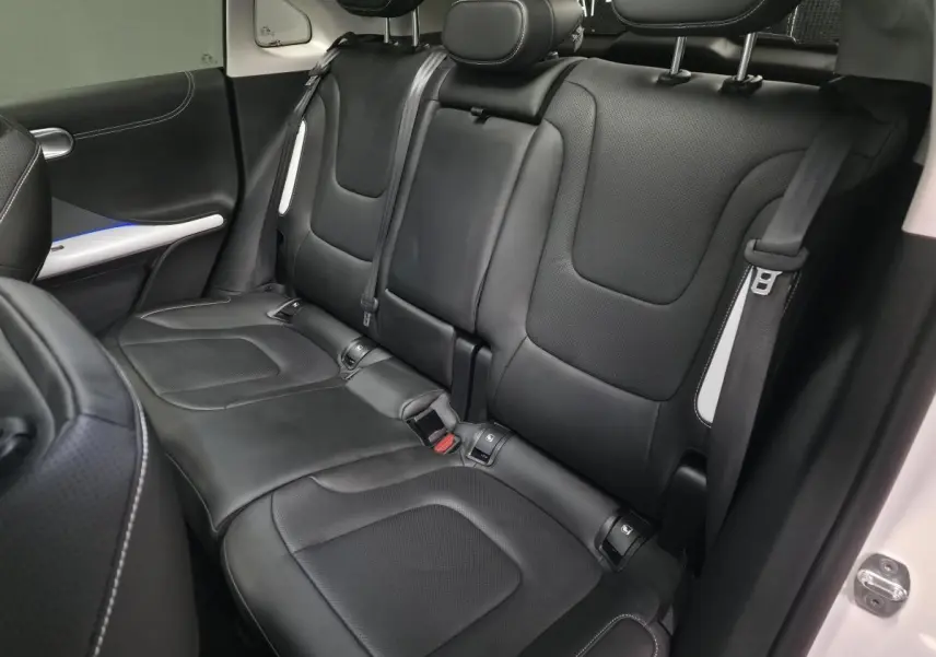 Vue intérieure côté droit sur la banquette arrière cuir noire du Smart #1 blanc électrique 2024 avec appuie-têtes réglables.