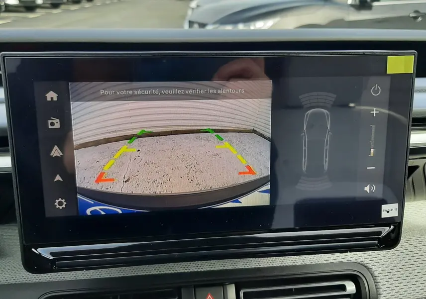 Écran tactile intérieur montrant la caméra de recul avec guidage coloré sur Citroën C3 Aircross hybride 2026.