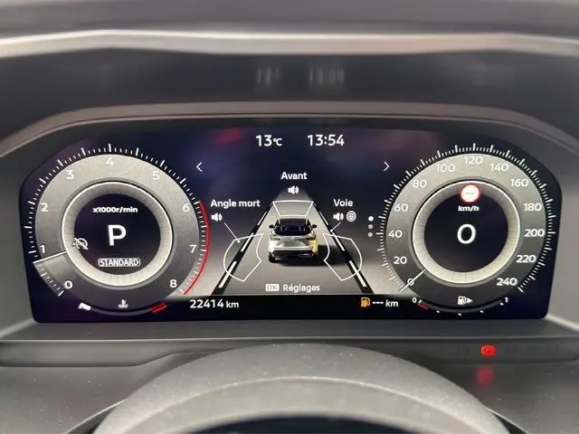 Affichage tête haute numérique du tableau de bord du Nissan Qashqai 2025, montrant les compteurs et l'assistance à la conduite.